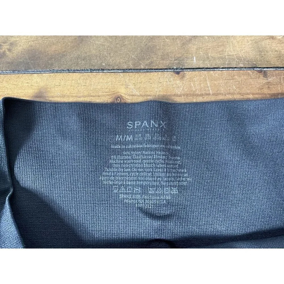 Spanx Leggings Black Camo Cropped Look at Me Now Seamless Leggings Size Medium - Picture 3 of 8